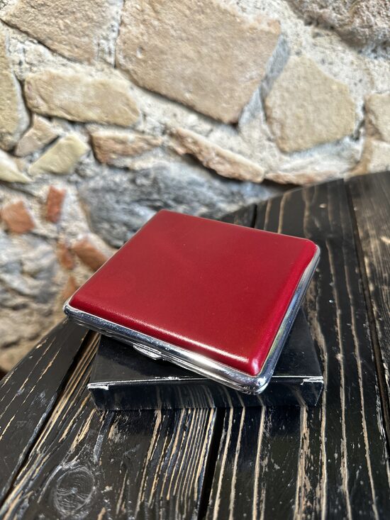 Ādas etvija cigaretēm.